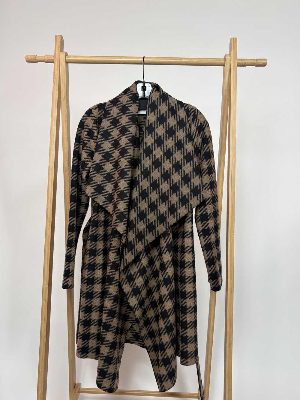 PF-1481 Harris Wharf London Houndstooth Wrap Coat